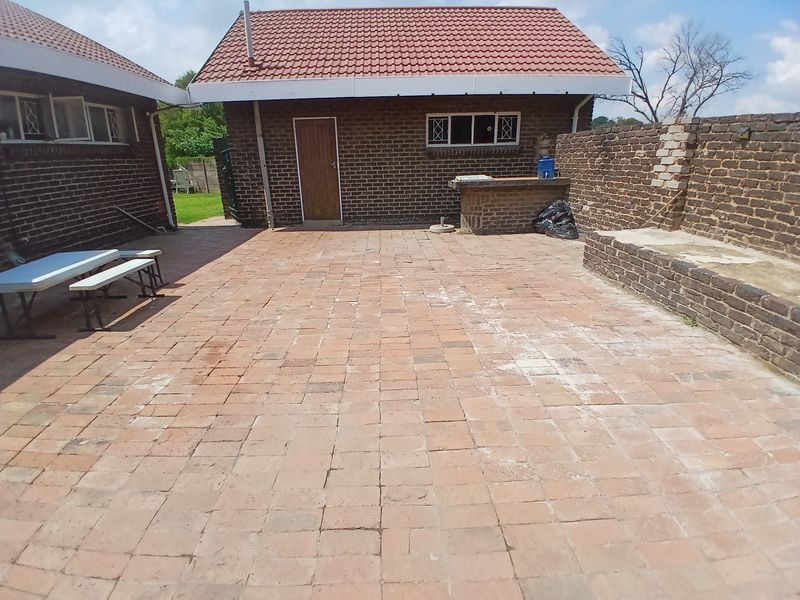 Entertainment Oasis: 4- Bedroom Dream home with Epic yard - Photo 9