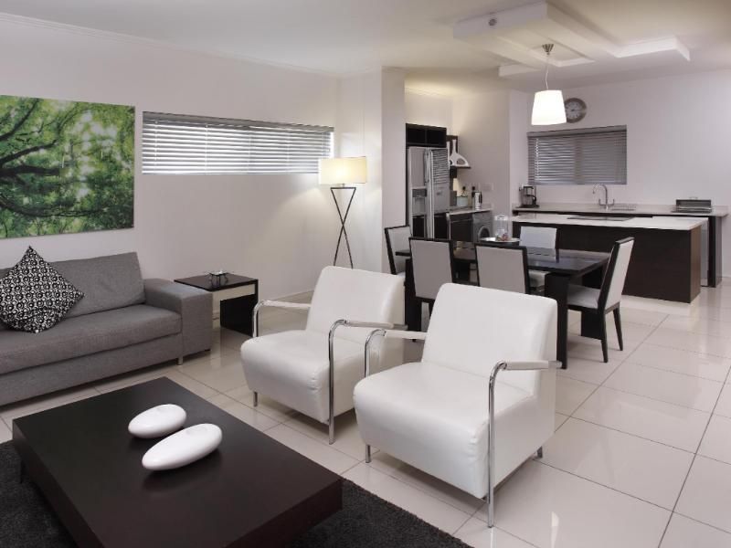 Set in the heart of Sandton, this stylish apartment blends modern comfort and convenience. - Photo 5