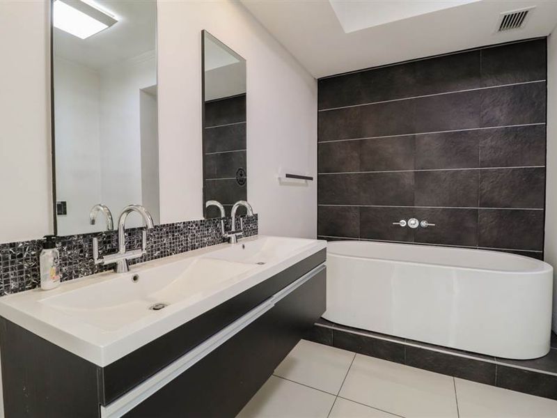 Set in the heart of Sandton, this stylish apartment blends modern comfort and convenience. - Photo 9