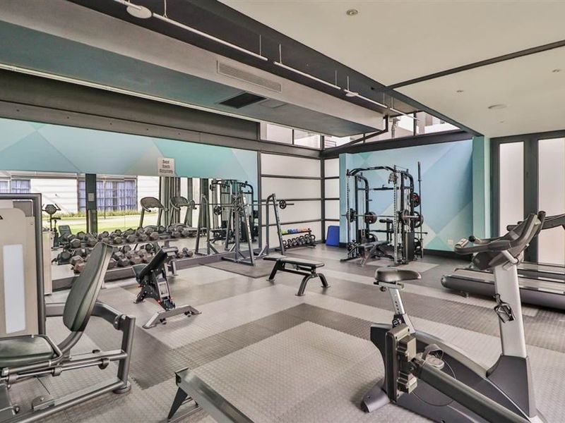 Set in the heart of Sandton, this stylish apartment blends modern comfort and convenience. - Photo 10