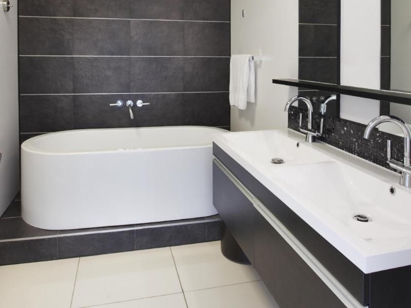 Set in the heart of Sandton, this stylish apartment blends modern comfort and convenience. - Photo 7