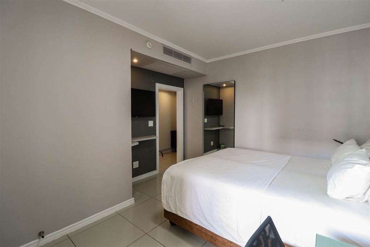 Set in the heart of Sandton, this stylish apartment blends modern comfort and convenience. - Photo 5