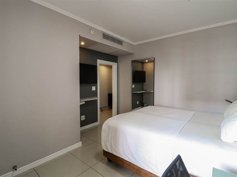 Set in the heart of Sandton, this stylish apartment blends modern comfort and convenience. - Photo 6