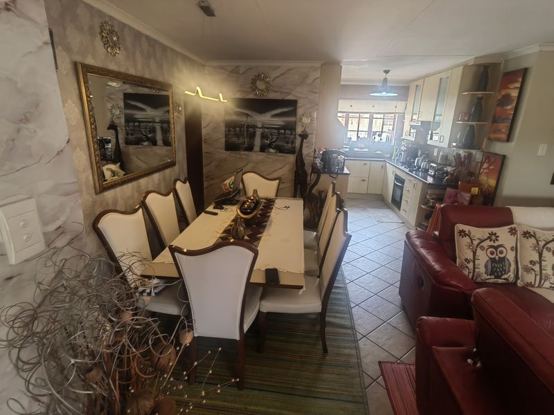 Beautiful newly renovated 3 bed with flatlet - Photo 2