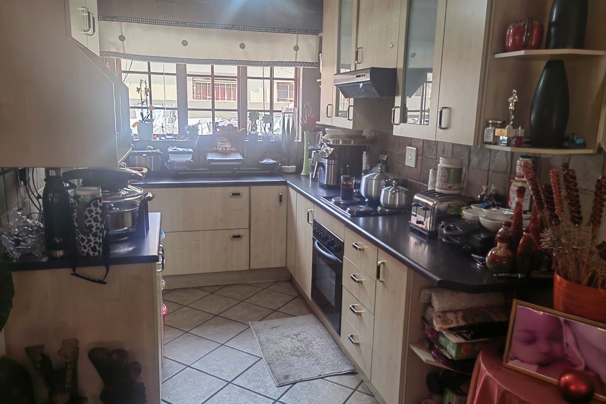 Beautiful newly renovated 3 bed with flatlet - Photo 3