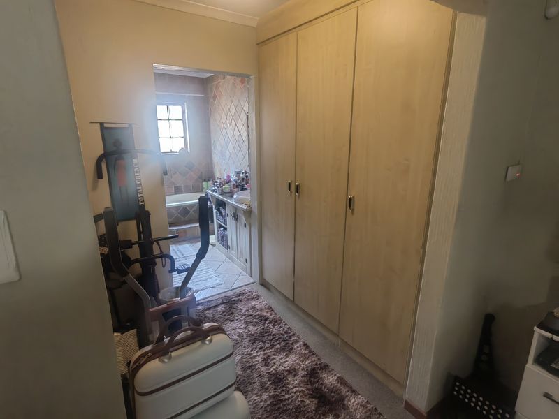 Beautiful newly renovated 3 bed with flatlet - Photo 9