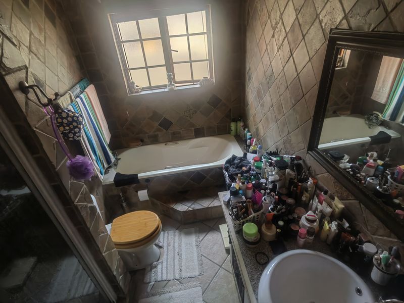 Beautiful newly renovated 3 bed with flatlet - Photo 8