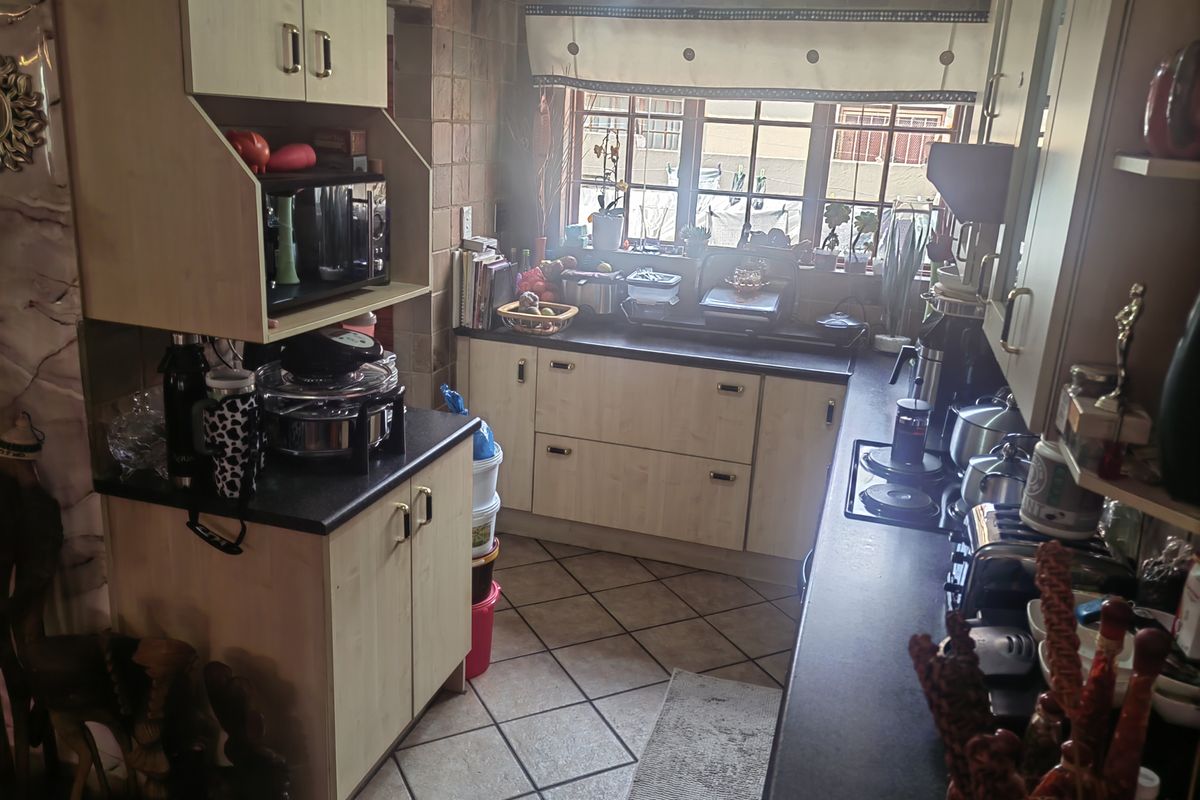 Beautiful newly renovated 3 bed with flatlet - Photo 4