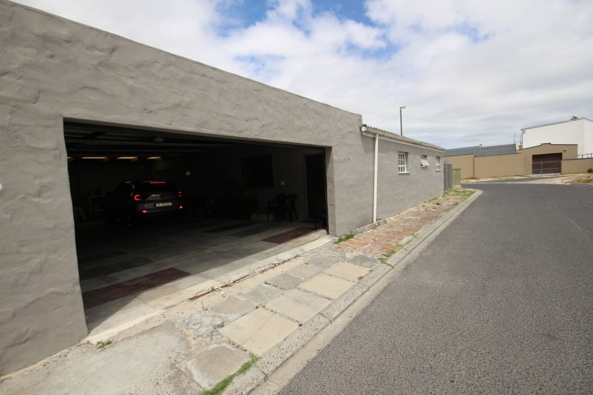 Secure 3 Bedroom Home - Photo 4