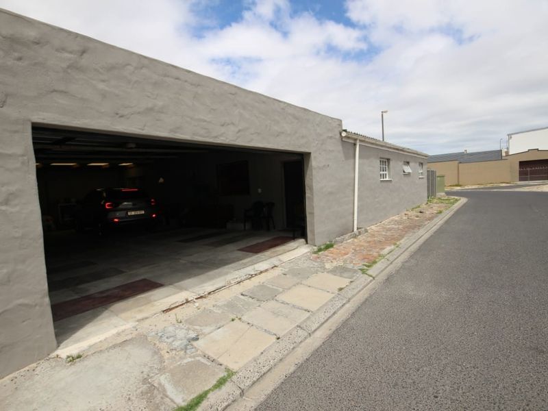 Secure 3 Bedroom Home - Photo 4