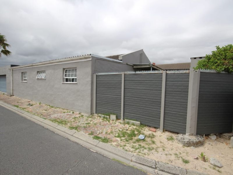 Secure 3 Bedroom Home - Photo 2