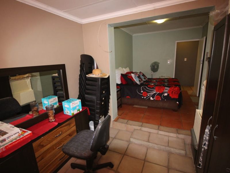 Secure 3 Bedroom Home - Photo 10