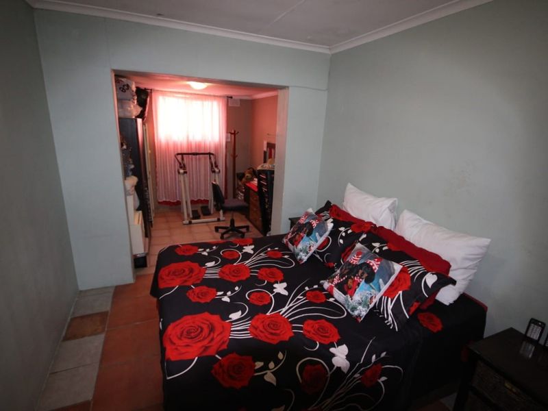 Secure 3 Bedroom Home - Photo 9