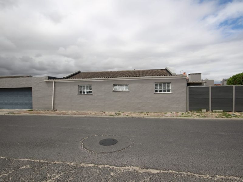 Secure 3 Bedroom Home - Photo 3