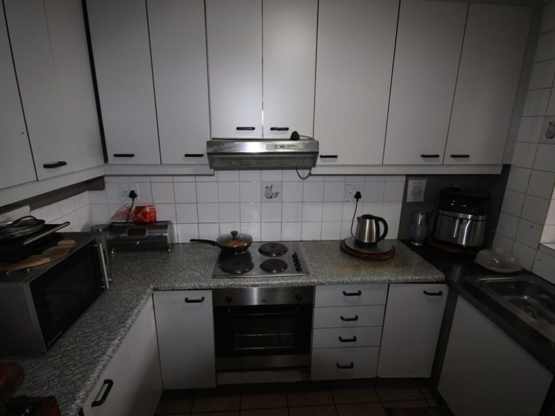 Secure 3 Bedroom Home - Photo 8