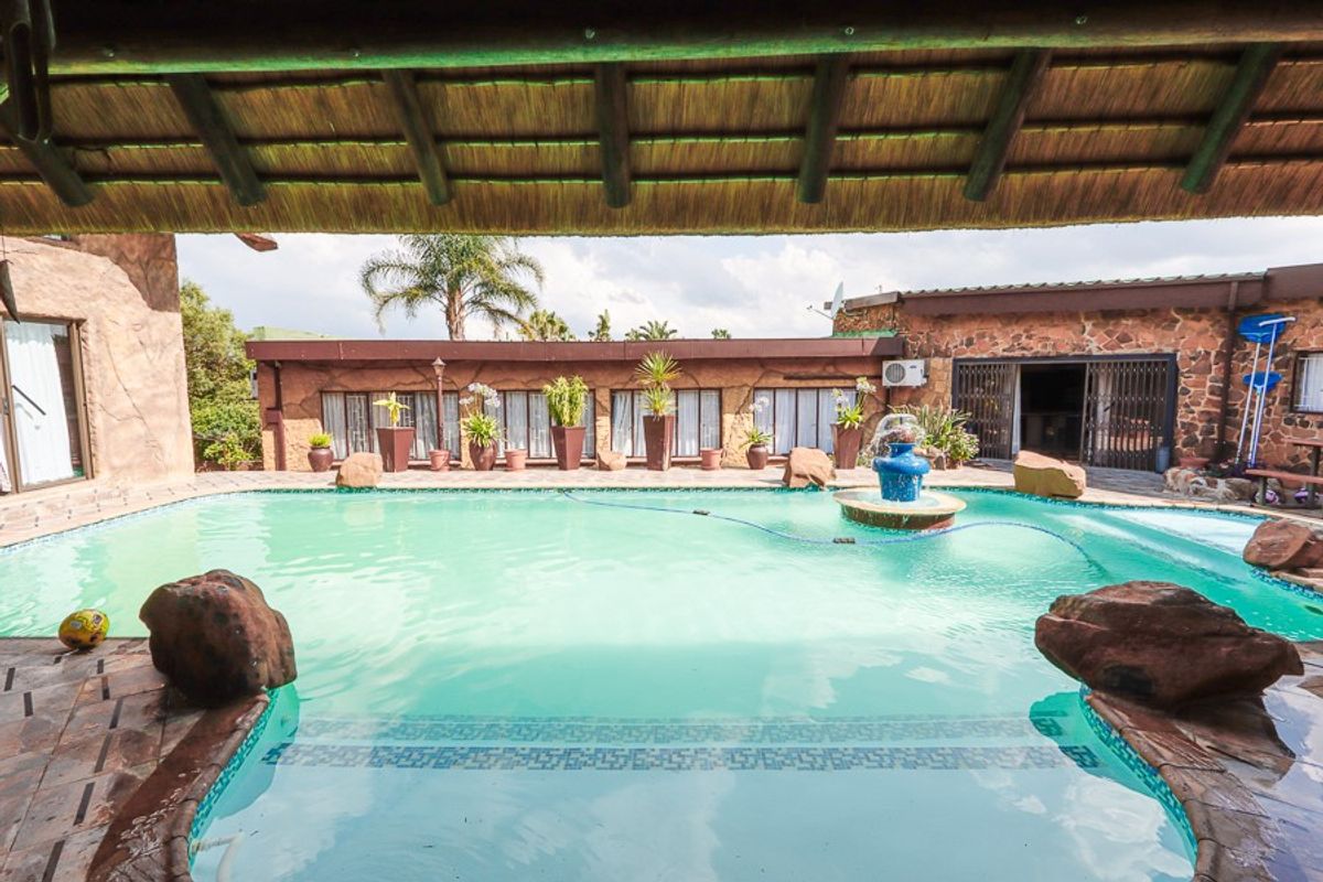 4 Bedroom Signal Hill property going to auction - Photo 3