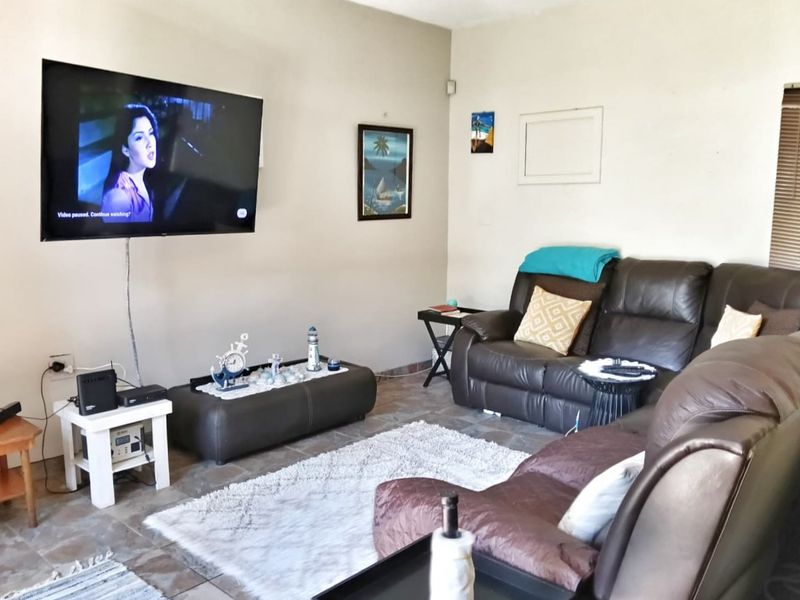 Modern Pet-Friendly Duplex in the Heart of Meerensee - Photo 3
