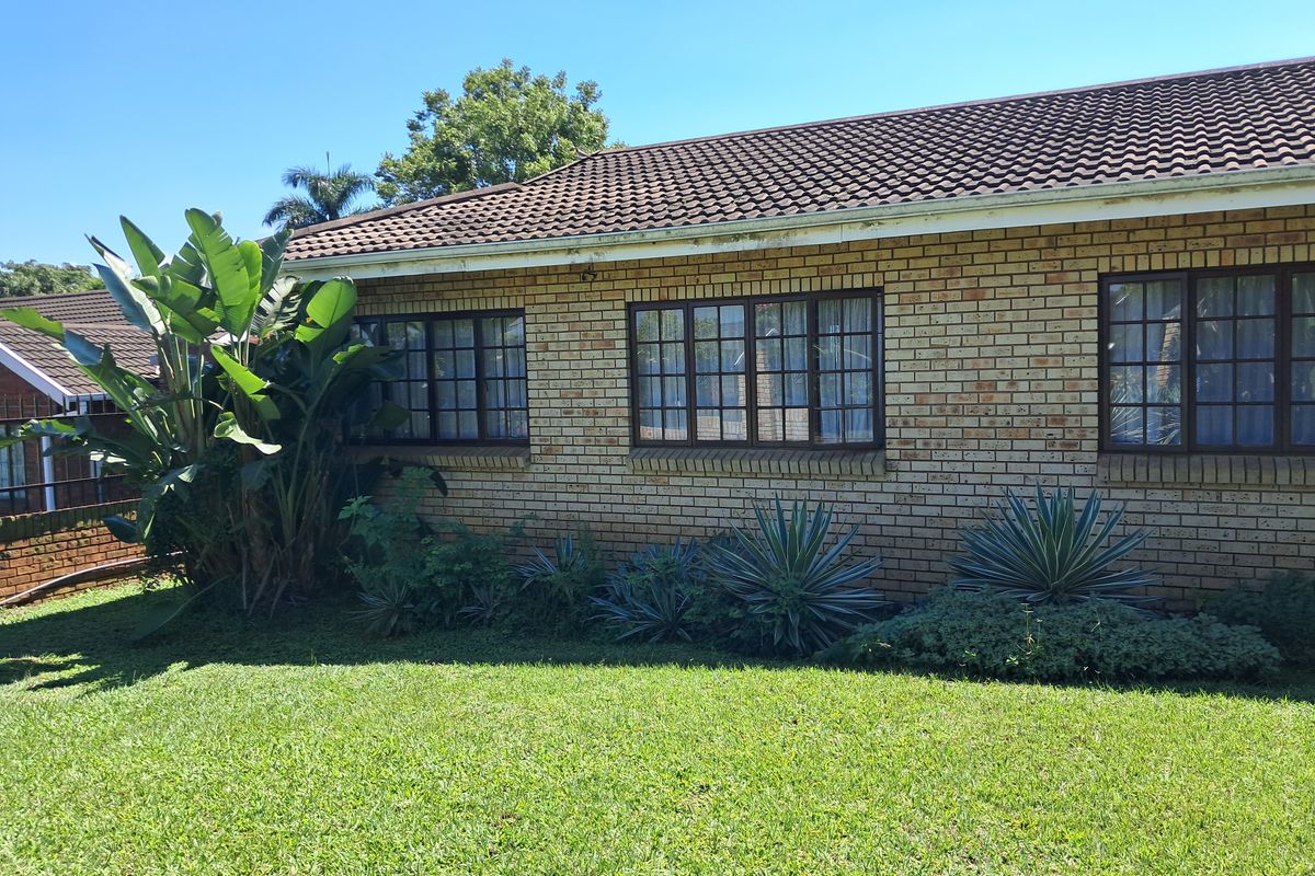 Modern Family Living in Sought-After Hayfields with Pool & Entertainment Area - Photo 2