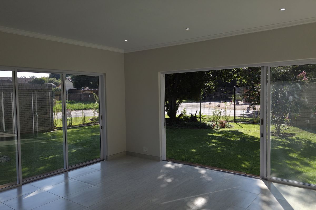 Modern 3-Bedroom Home Open-Plan Living in Baillie Park - Photo 5