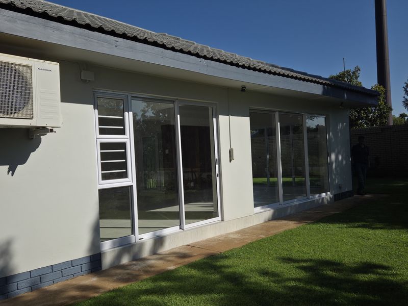 Modern 3-Bedroom Home Open-Plan Living in Baillie Park - Photo 6