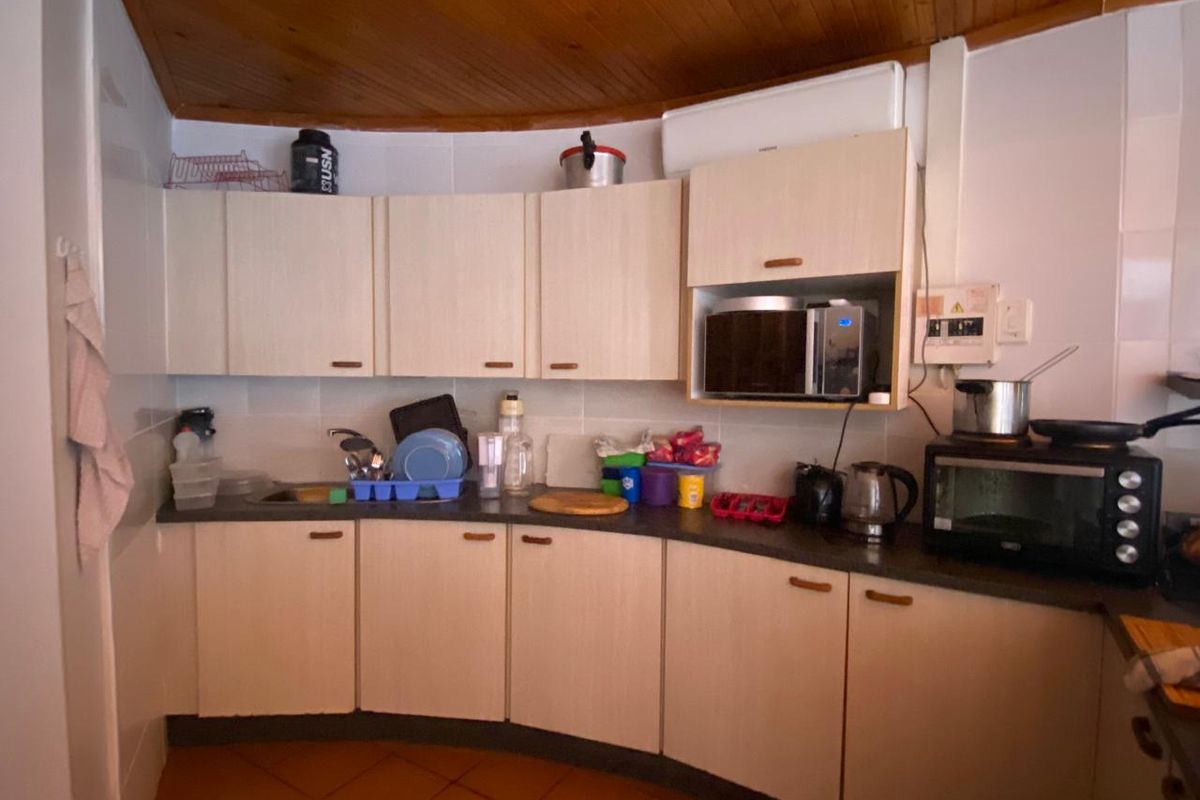 Secure Coastal Living – 3 Bedroom Home in Gated Estate - Photo 4