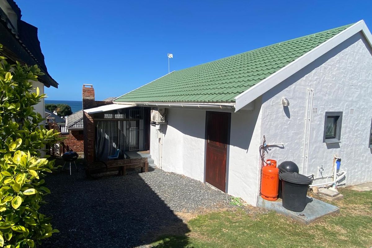 Secure Coastal Living – 3 Bedroom Home in Gated Estate - Photo 2