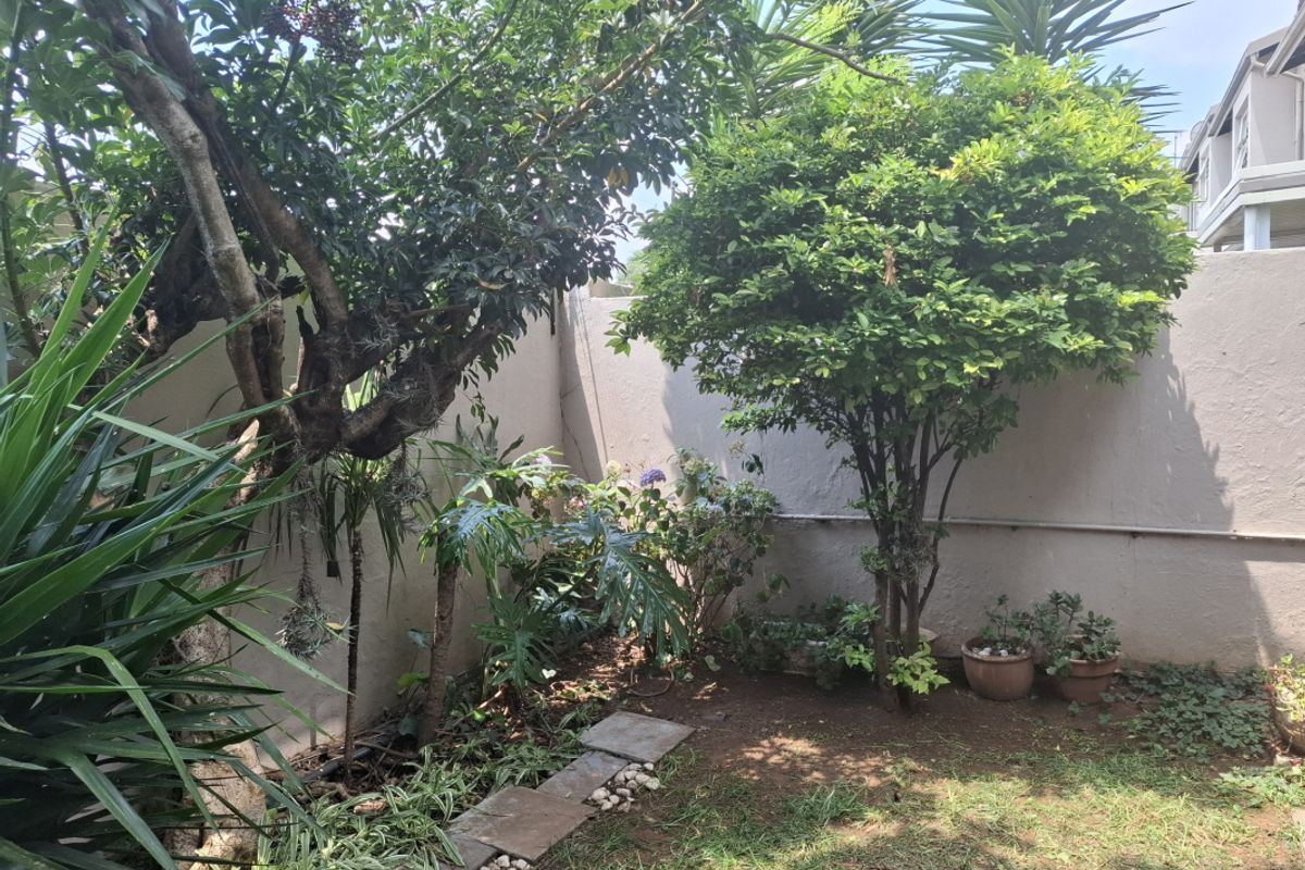 Spacious 2-Bedroom Townhouse in Tranquil Eastleigh - Photo 3