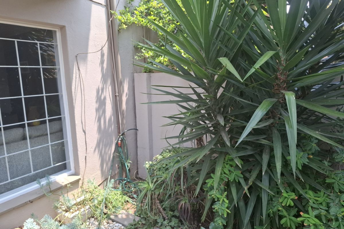 Spacious 2-Bedroom Townhouse in Tranquil Eastleigh - Photo 4