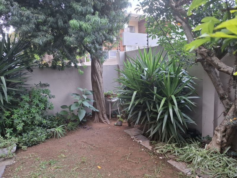 Spacious 2-Bedroom Townhouse in Tranquil Eastleigh - Photo 2