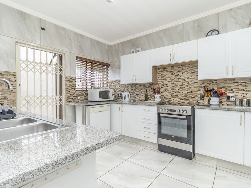 Super Spacious Family Home in Boutique Style Complex - Photo 6