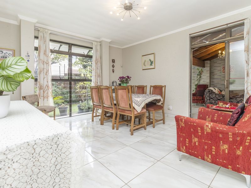 Super Spacious Family Home in Boutique Style Complex - Photo 8