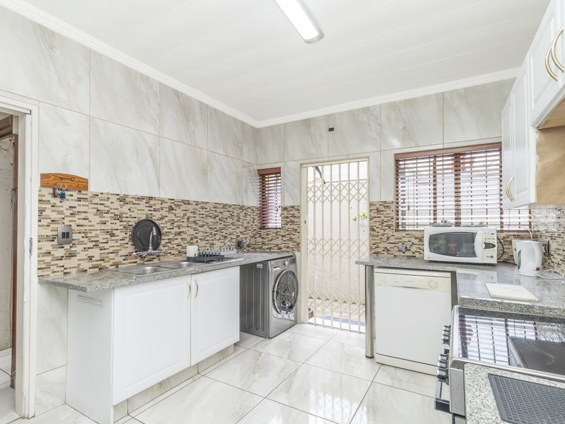 Super Spacious Family Home in Boutique Style Complex - Photo 7