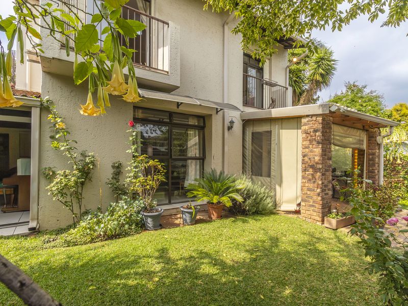 Super Spacious Family Home in Boutique Style Complex - Photo 2