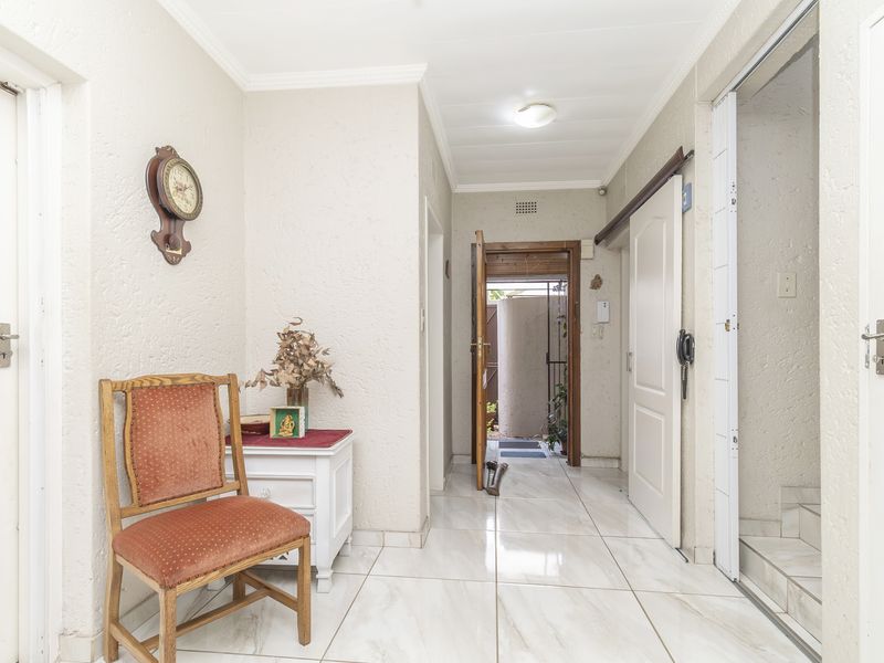 Super Spacious Family Home in Boutique Style Complex - Photo 4