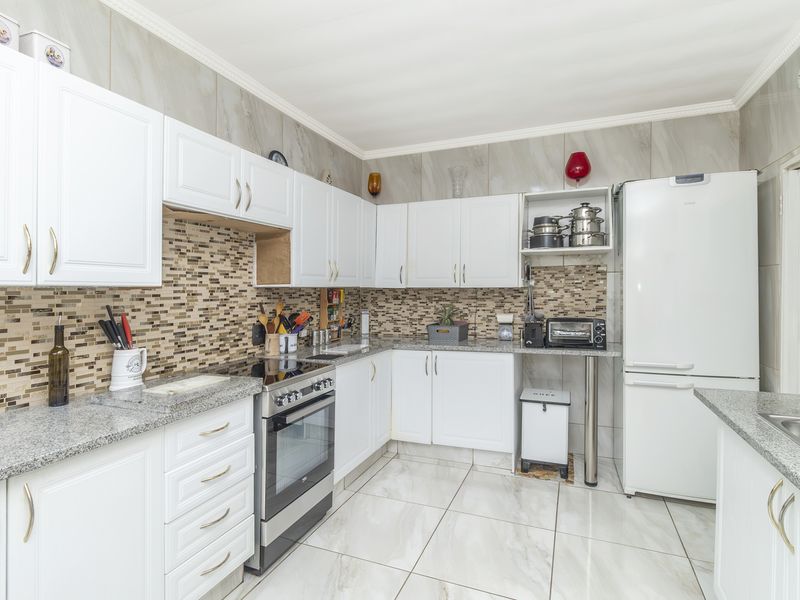 Super Spacious Family Home in Boutique Style Complex - Photo 5