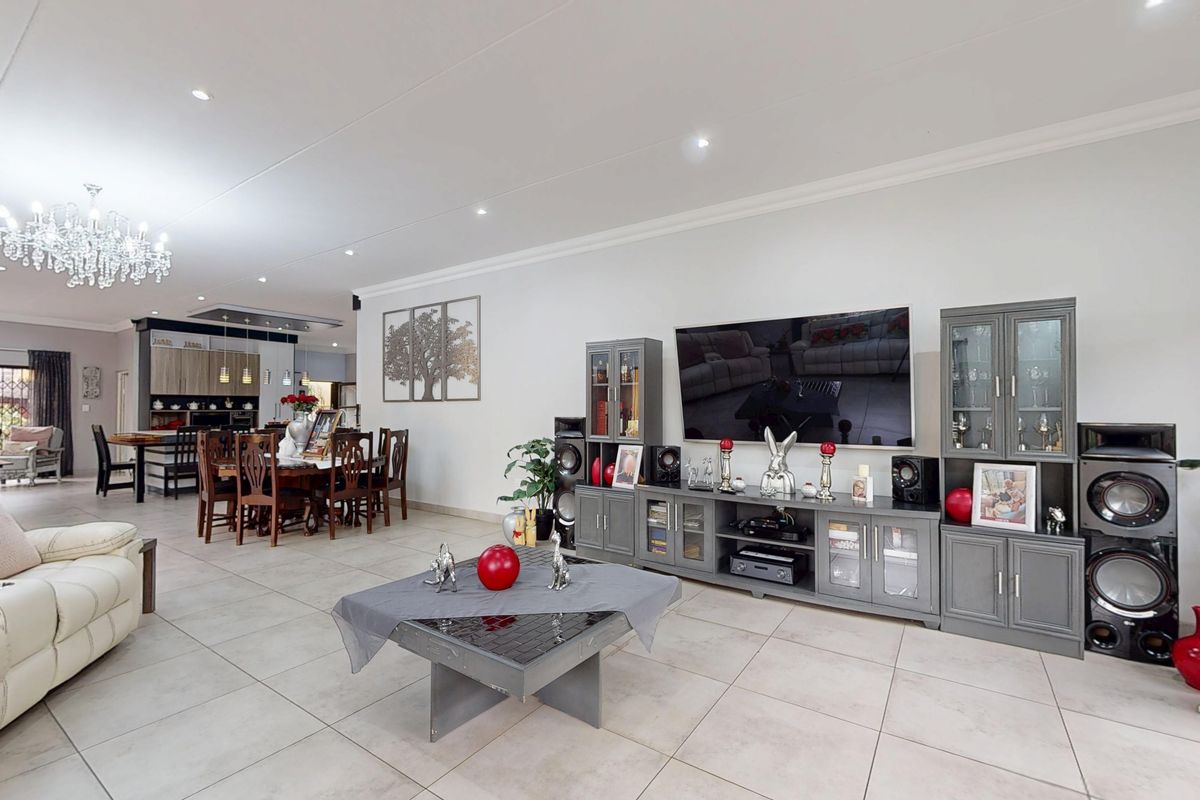 Massive 8-Bed Masterpiece on 2 563 square mtrs - Luxury Non-Distressed Auction! START at R3 500 000 - Photo 3