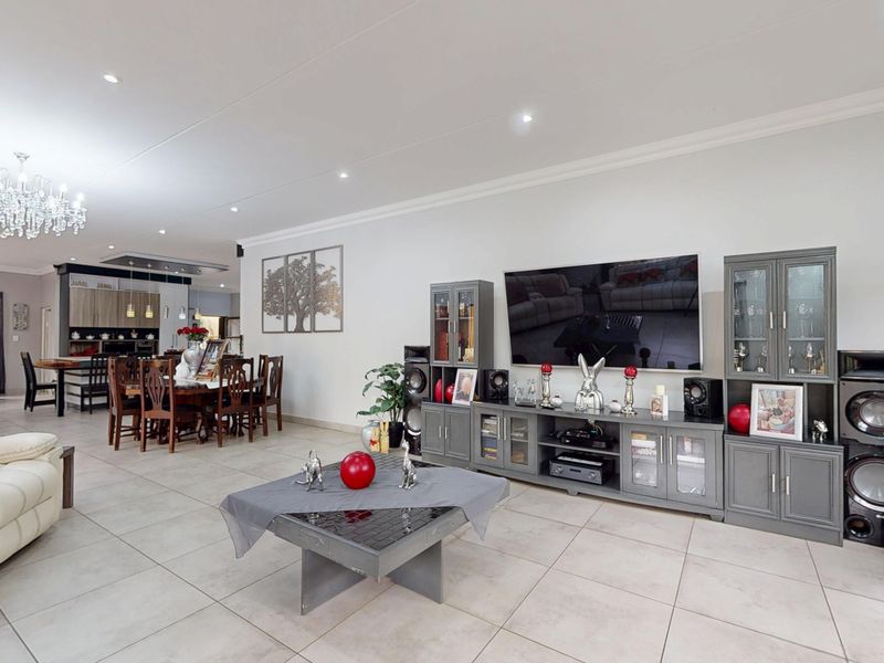 Massive 8-Bed Masterpiece on 2 563 square mtrs - Luxury Non-Distressed Auction! START at R3 500 000 - Photo 3