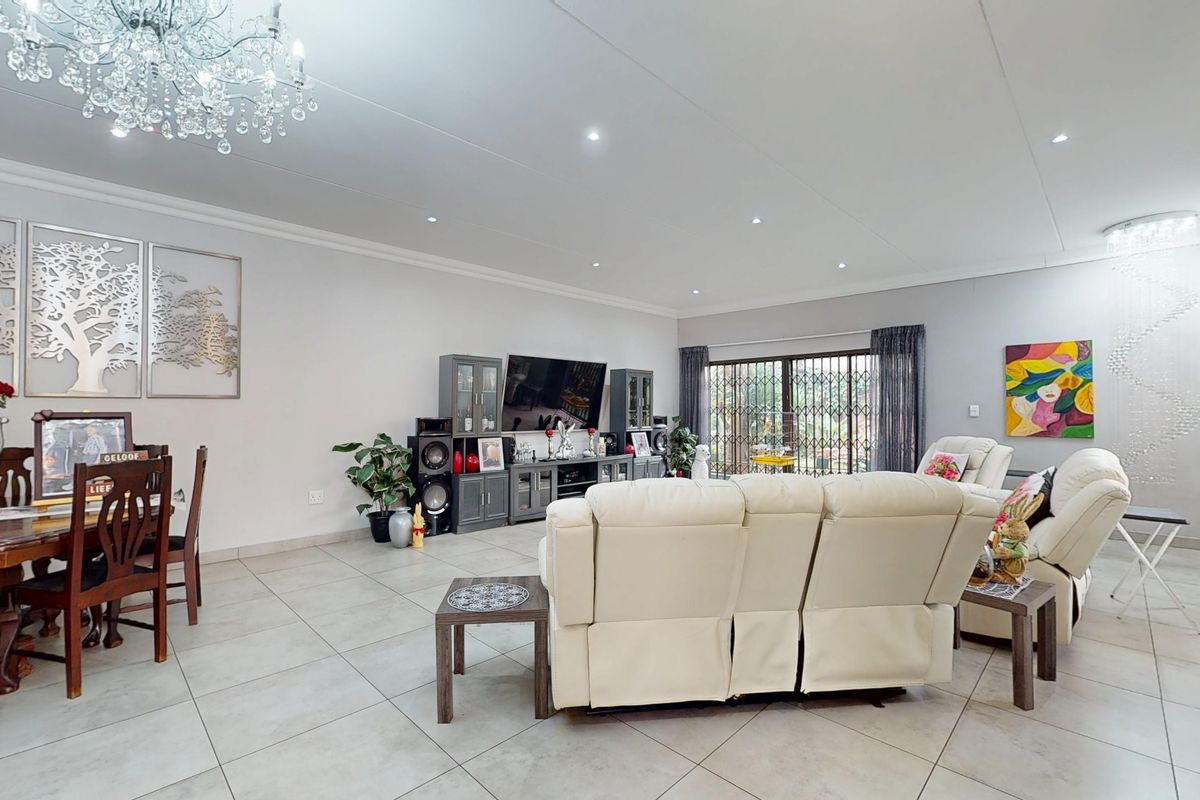 Massive 8-Bed Masterpiece on 2 563 square mtrs - Luxury Non-Distressed Auction! START at R3 500 000 - Photo 4
