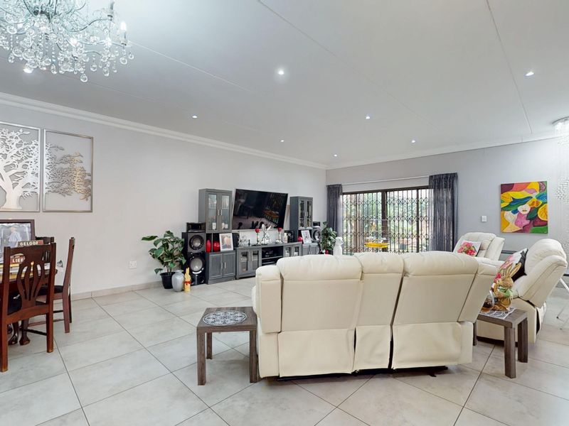 Massive 8-Bed Masterpiece on 2 563 square mtrs - Luxury Non-Distressed Auction! START at R3 500 000 - Photo 4