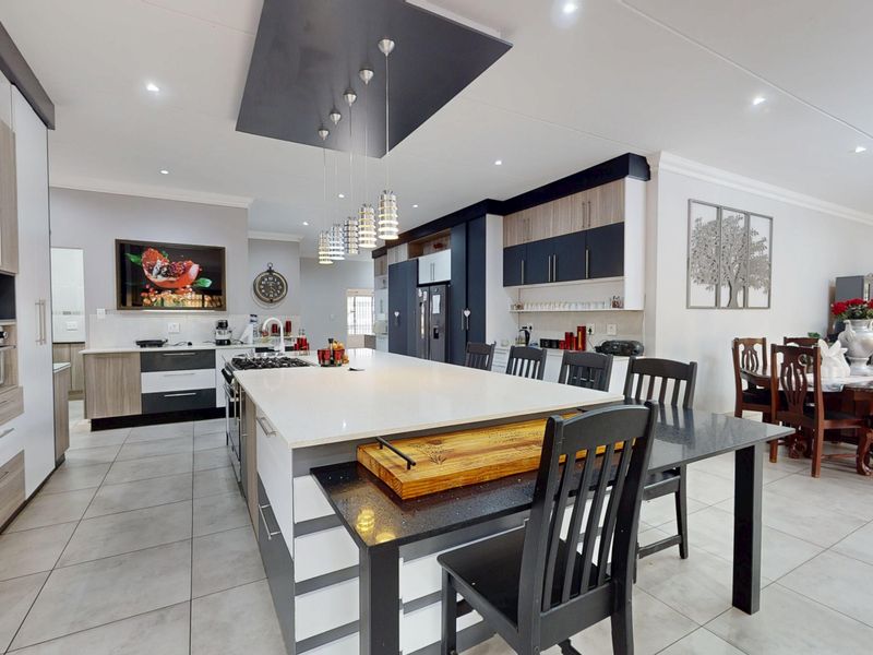 Massive 8-Bed Masterpiece on 2 563 square mtrs - Luxury Non-Distressed Auction! START at R3 500 000 - Photo 10