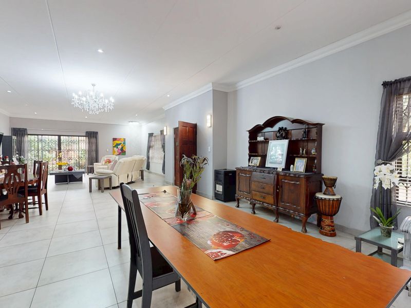 Massive 8-Bed Masterpiece on 2 563 square mtrs - Luxury Non-Distressed Auction! START at R3 500 000 - Photo 9