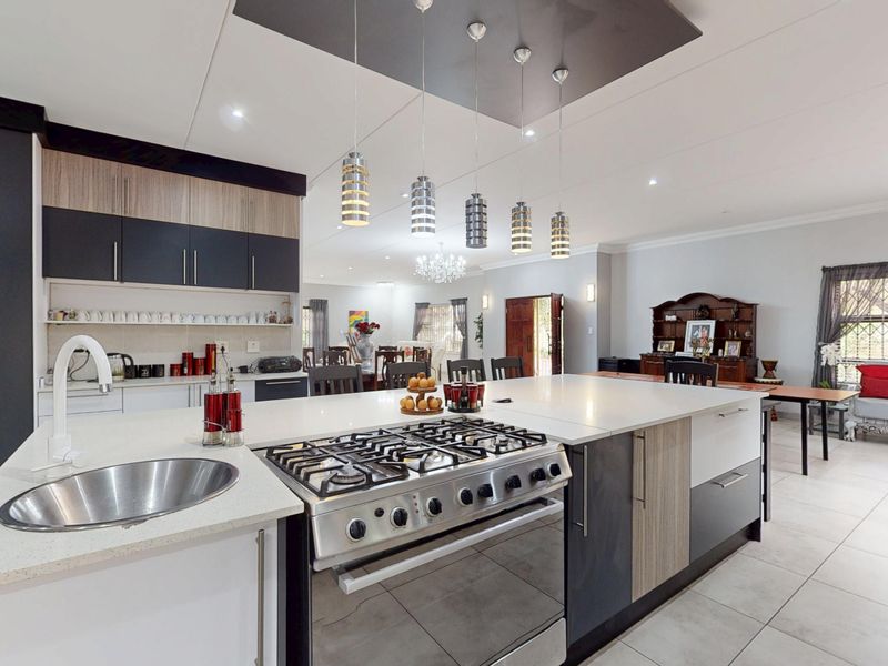 Massive 8-Bed Masterpiece on 2 563 square mtrs - Luxury Non-Distressed Auction! START at R3 500 000 - Photo 8