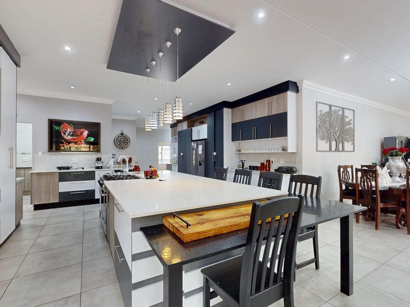 Massive 8-Bed Masterpiece on 2 563 square mtrs - Luxury Non-Distressed Auction! START at R3 500 000 - Photo 7