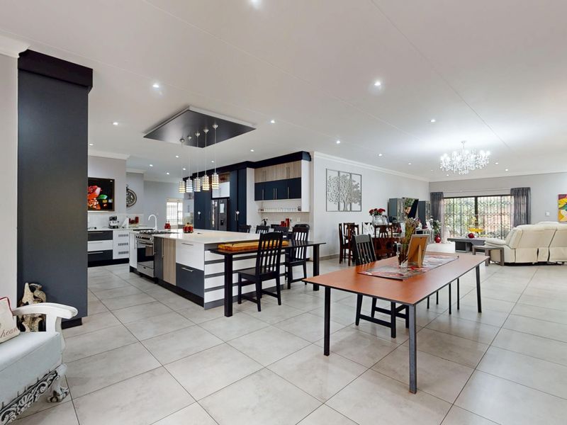 Massive 8-Bed Masterpiece on 2 563 square mtrs - Luxury Non-Distressed Auction! START at R3 500 000 - Photo 6