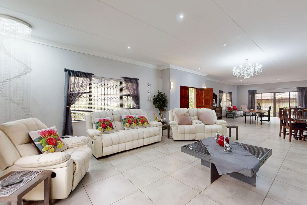Massive 8-Bed Masterpiece on 2 563 square mtrs - Luxury Non-Distressed Auction! START at R3 500 000 - Photo 2