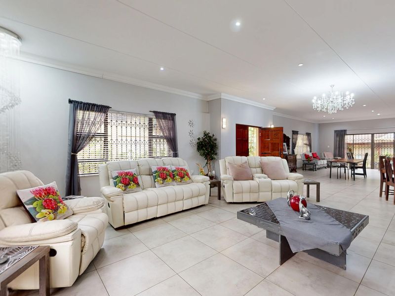 Massive 8-Bed Masterpiece on 2 563 square mtrs - Luxury Non-Distressed Auction! START at R3 500 000 - Photo 2