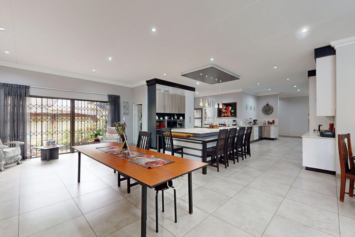 Massive 8-Bed Masterpiece on 2 563 square mtrs - Luxury Non-Distressed Auction! START at R3 500 000 - Photo 5