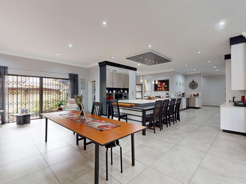 Massive 8-Bed Masterpiece on 2 563 square mtrs - Luxury Non-Distressed Auction! START at R3 500 000 - Photo 5