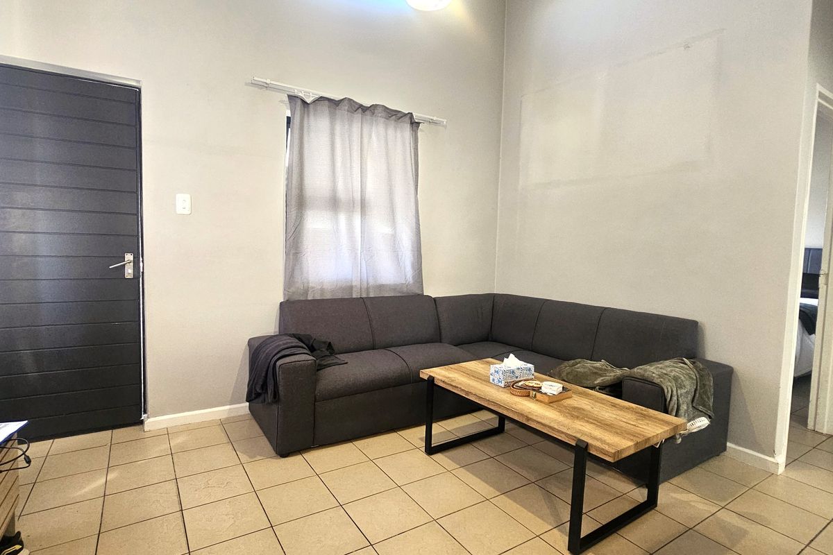 2 Bed Freehold unit in Secure Fourleaf Estate - Photo 2