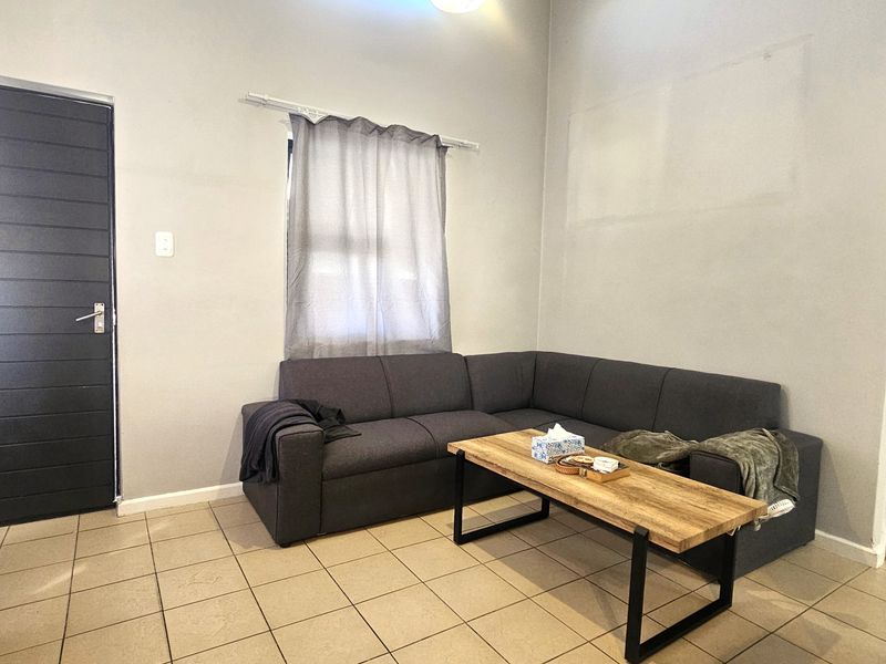 2 Bed Freehold unit in Secure Fourleaf Estate - Photo 2